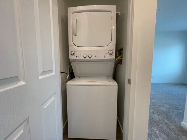 Building Photo - GATED 3 BED 3 BATH 2 CAR GARAGE TOWNHOUSE w/ LOFT + ROOM DOWNSTAIRS & COMMUNITY POOL IN HENDERSON