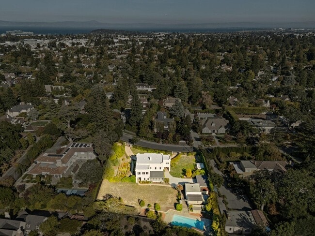 Building Photo - 715 Brewer Dr