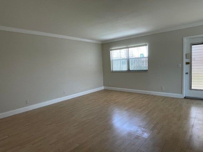 Building Photo - 472 Saxony Way