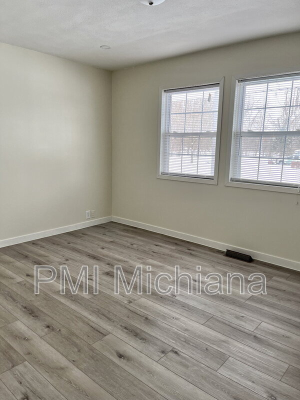 Building Photo - 19901 Oakdale Ave