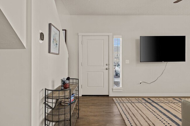 Building Photo - Beautiful Home in Garden City!