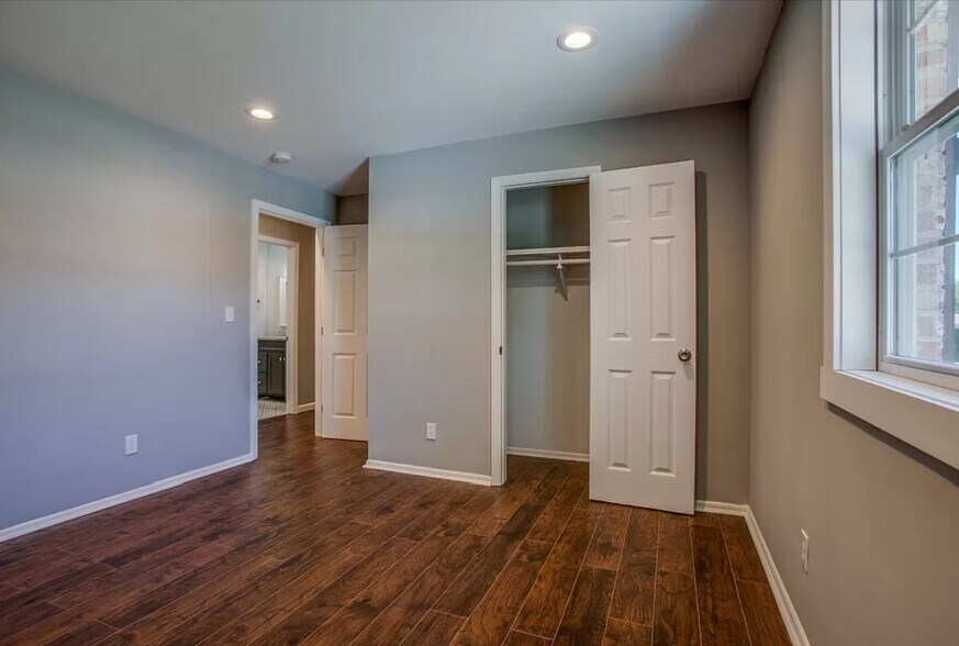 Building Photo - 807 Riviera Dr