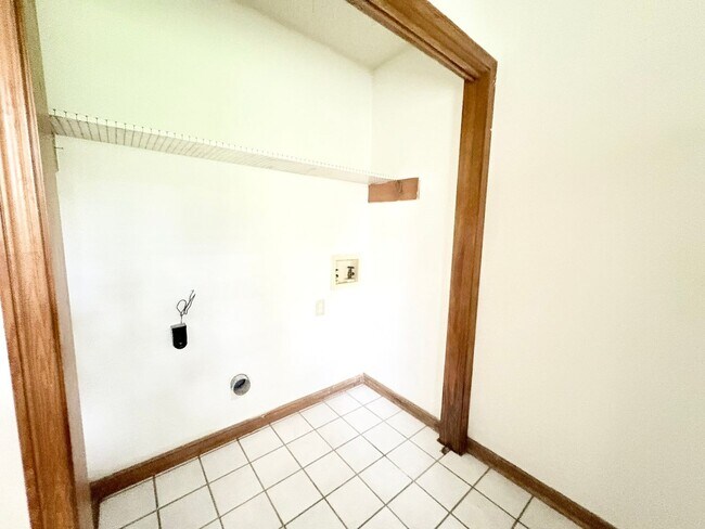 Building Photo - 1147/1149 Willow Creek Dr