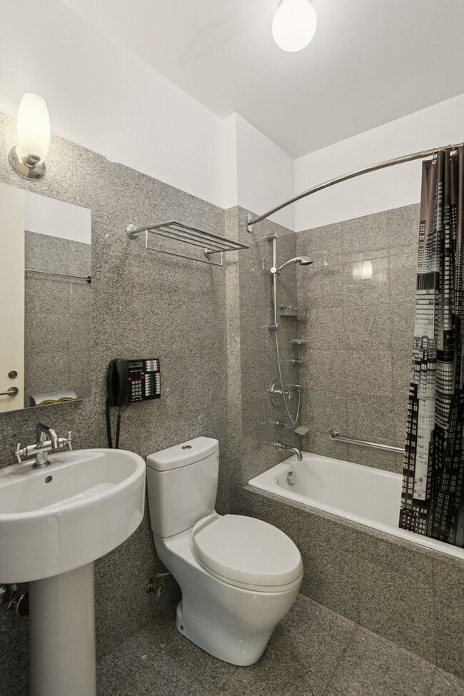 Building Photo - 2734 N Lincoln Ave