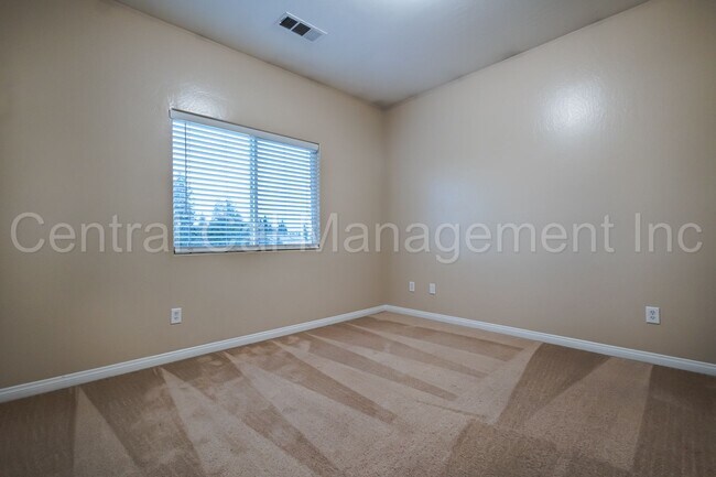 Building Photo - Large 4 Bedroom, 3 Bath Home in the Desire...