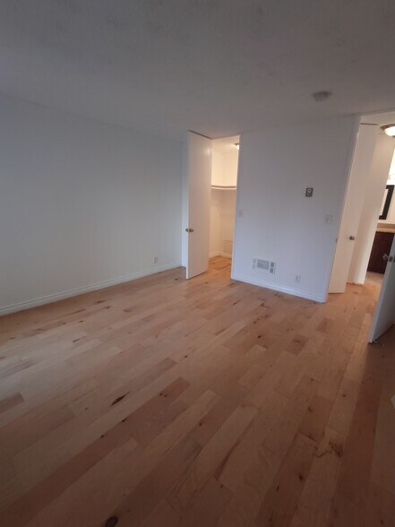 Building Photo - 5950 Canterbury Dr