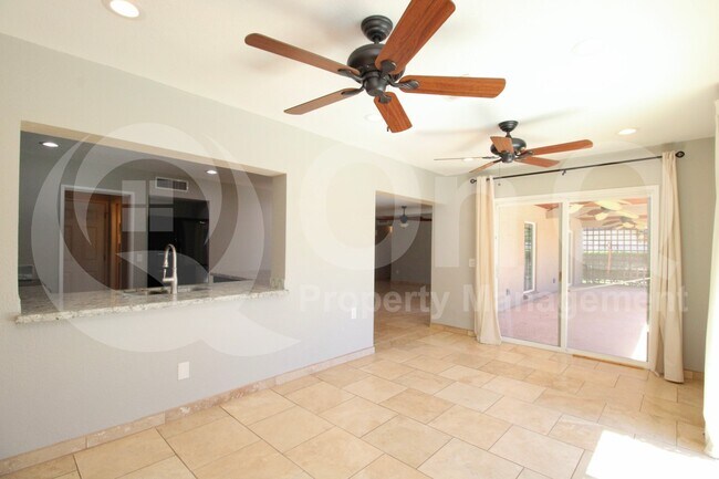 Building Photo - 967 W La Jolla Dr