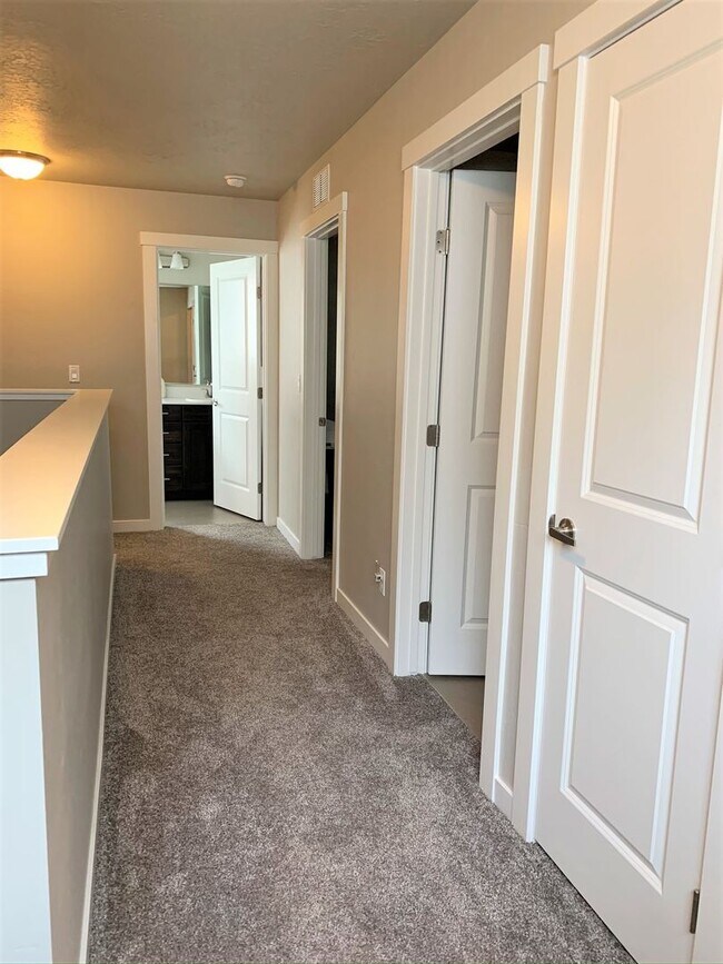 Building Photo - Newer 4 bed 2.5 bath home off Overland and...