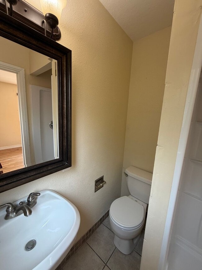 Building Photo - Spacious 4 Bedroom 2 Bathroom Home In The NE Heights!