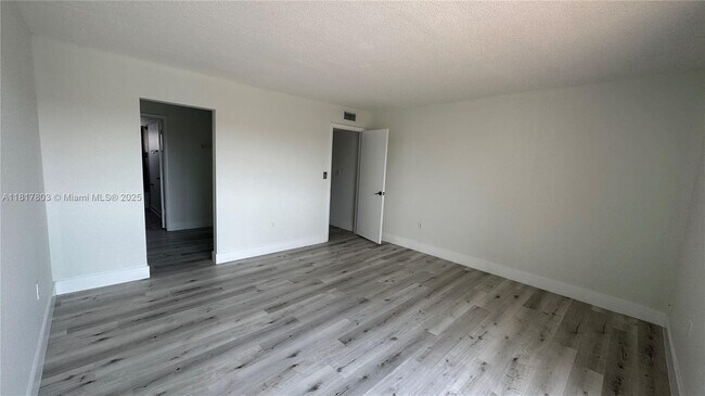 Building Photo - 9359 Fontainebleau Blvd