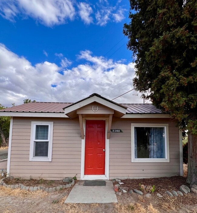 Building Photo - Non-Refundable & Security Deposit Total: $925.00