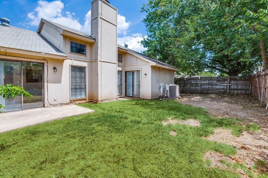Building Photo - 2220 Wamsetta Dr