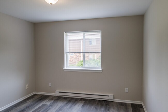 Building Photo - 2103 Green Tree Rd