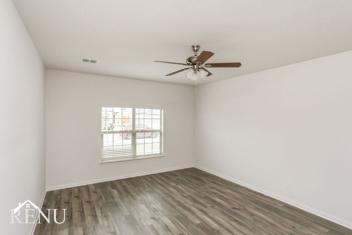 Building Photo - 2016 Hialeah Dr