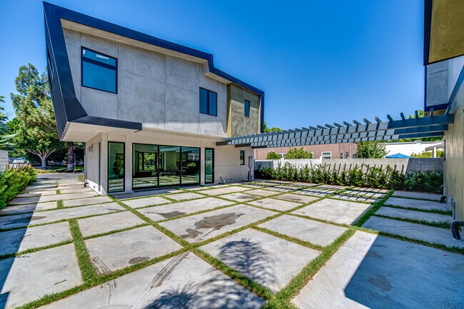 Building Photo - 370 N San Vicente Blvd