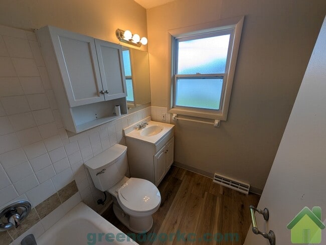 Building Photo - 403 Holiday Dr