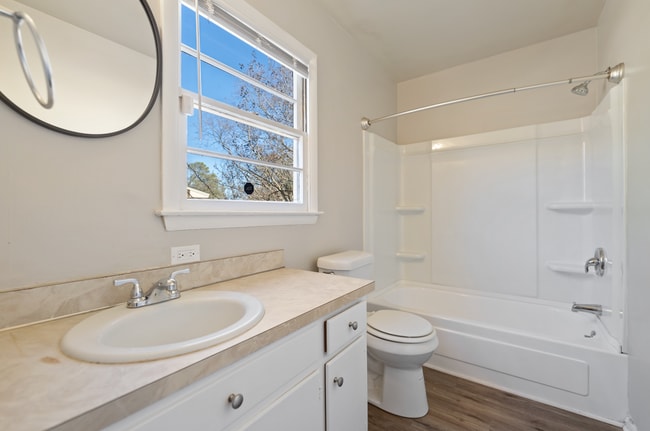 Building Photo - Charming 2-Bedroom townhome!