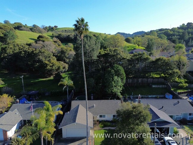 Building Photo - 2665 Center Rd