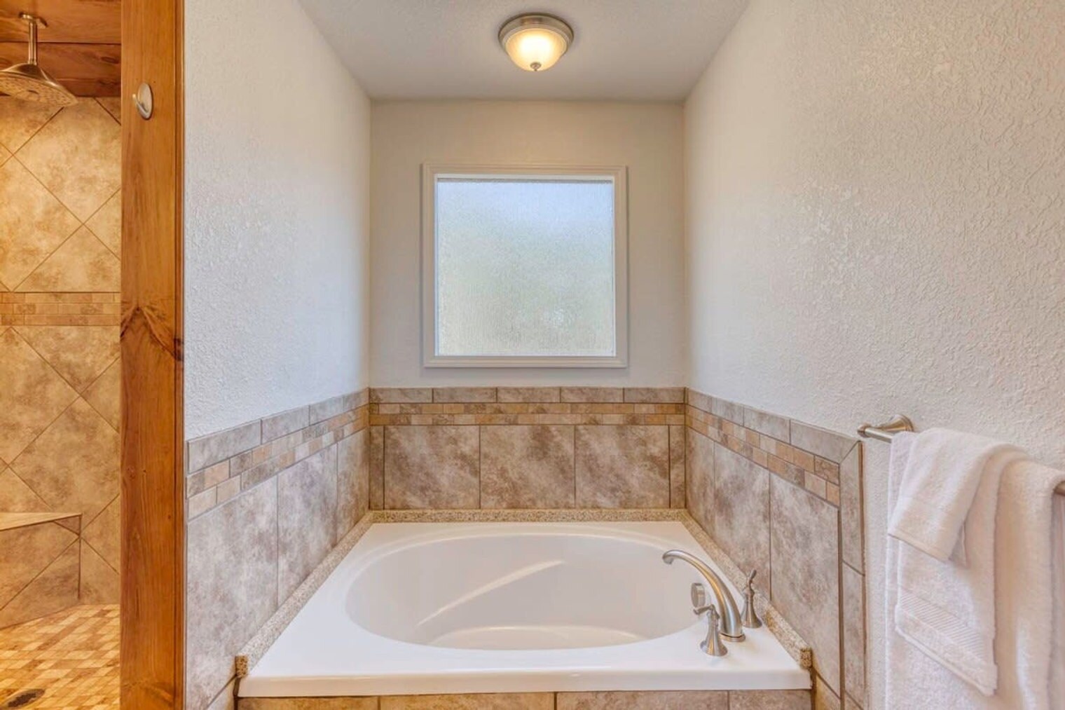 Building Photo - 742 E 2nd St