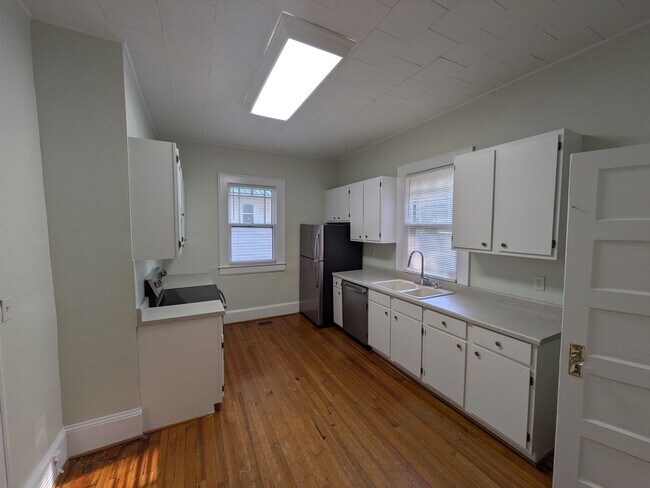 Building Photo - 817 Hutton St