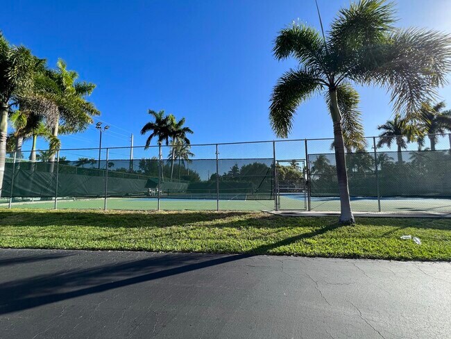 Building Photo - 1 Royal Palm Way