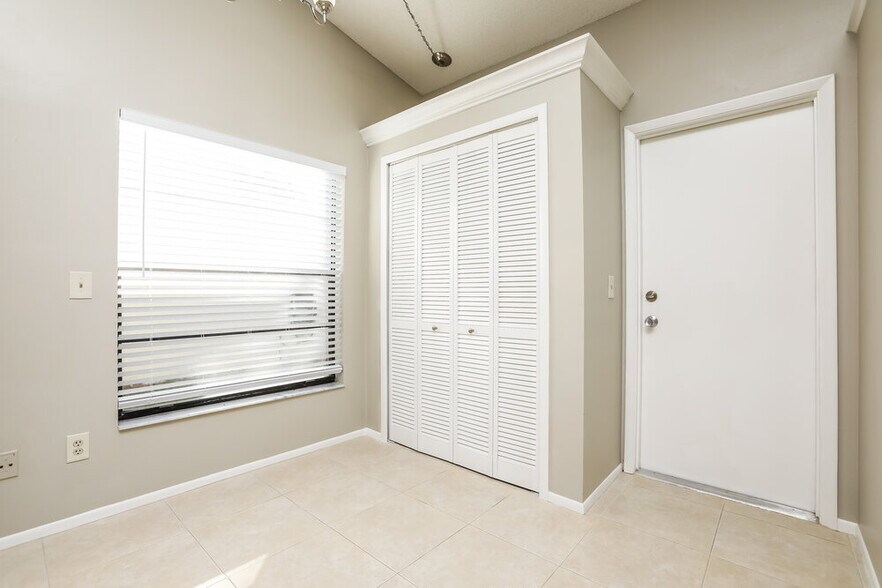 Building Photo - 806 E Charing Cross Cir