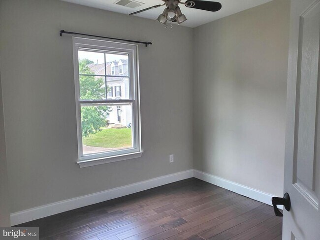 Building Photo - 3983 Hartlake St
