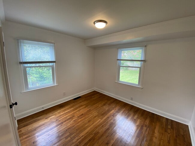 Building Photo - Cozy Ranch style home located in the Sedgefield Community !