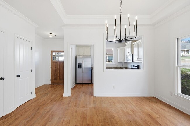 Building Photo - Charming Auburn Home!