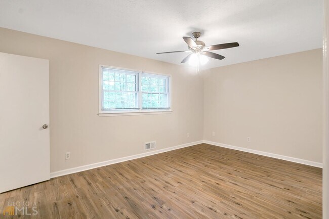 Building Photo - 58 Fair Oaks Dr SE