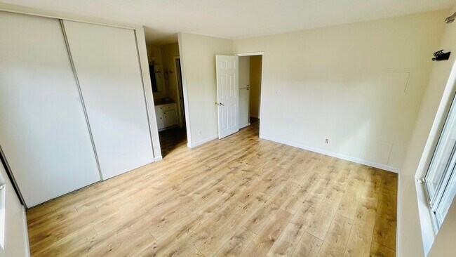 Building Photo - 960 Shorepoint Ct
