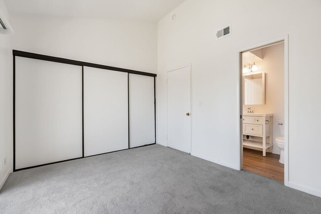 Building Photo - Spacious 2BR/2.5BA Townhome in Prime Milpi...