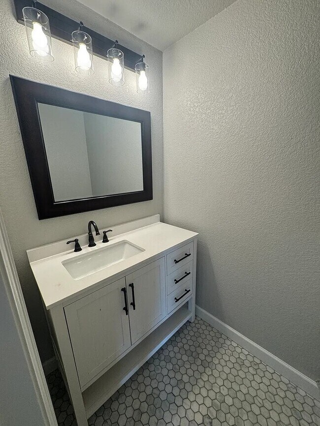 Building Photo - Look no further! newly remodeled 2 bed cen...