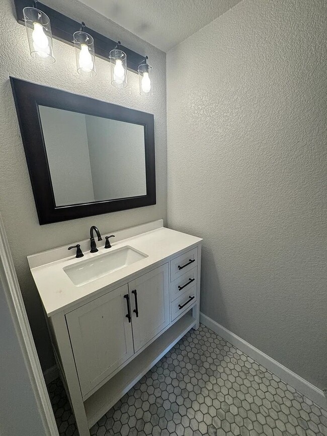 Building Photo - Look no further! newly remodeled 2 bed centrally located