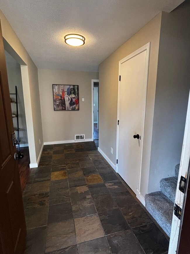 Building Photo - 4 bed 3 bath, Bonus room, Rv parking, Fenc...