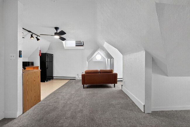 Building Photo - Charming 1-Bedroom Attic Apartment in the Heart of City Park West