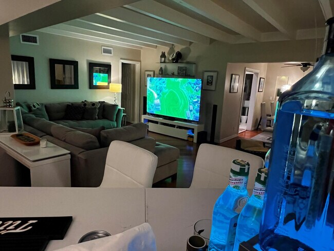 Building Photo - 904 NE 20th Ave