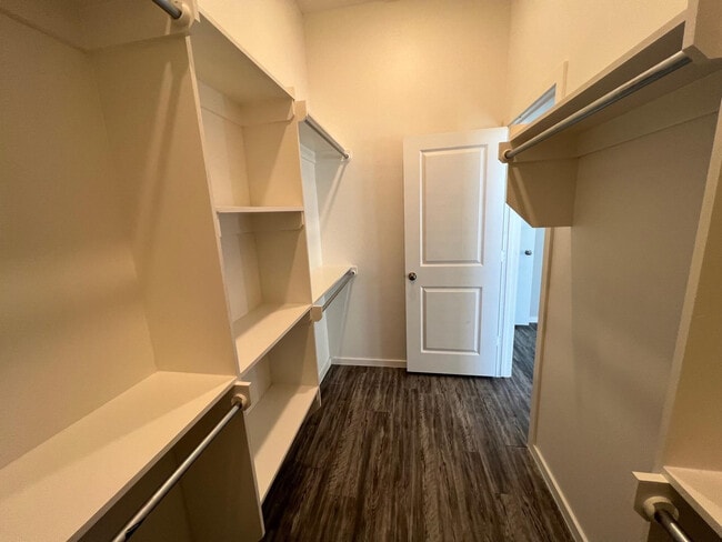 Building Photo - 2018 Kenwood Ave