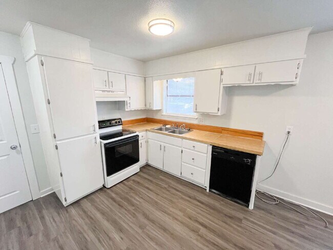 Building Photo - Adorable, Renovated 3/1 House with a Large Metal Shop