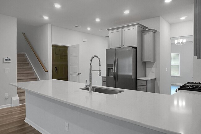 Building Photo - 5 Bedroom, 3.5 Bath, Beautiful Summerville Home, Master on Main