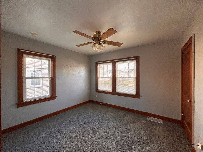 Building Photo - 3 bedroom 2 1/2 bath house in Moline!