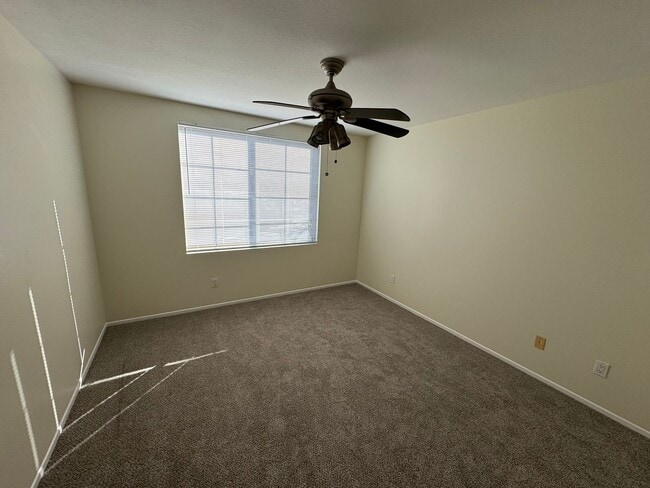 Building Photo - 4 bed 3 full bath house with 3 car garage in Corona for lease