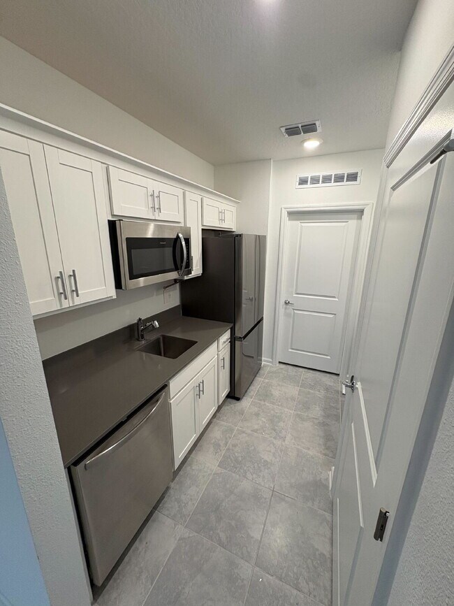 Building Photo - "Cozy 1-Bedroom Retreat in Clermont – Your Perfect Home Awaits on Shavasana Road!"