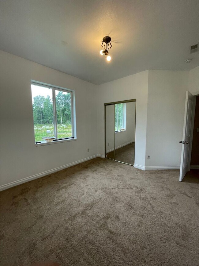 Building Photo - Beautiful 3 Bedroom Single Family Home With 2 Car Garage!