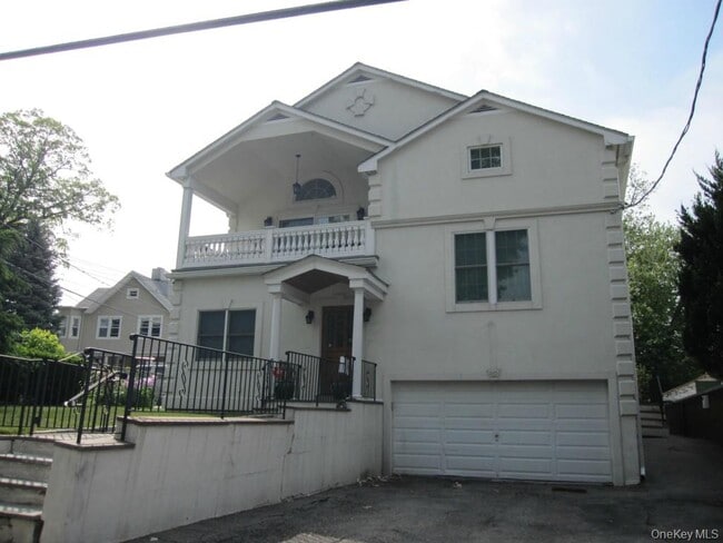 Building Photo - 62 Soundview St