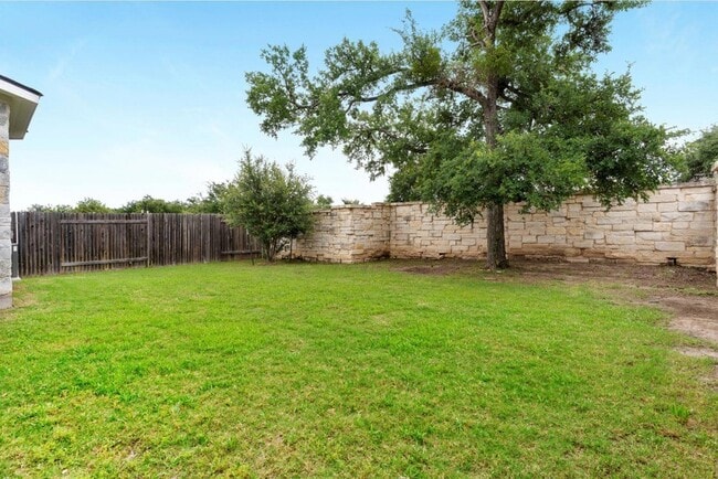 Building Photo - 420 Winding Hollow Ln