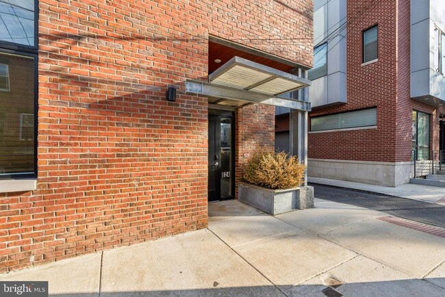 Building Photo - 824 E Thompson St