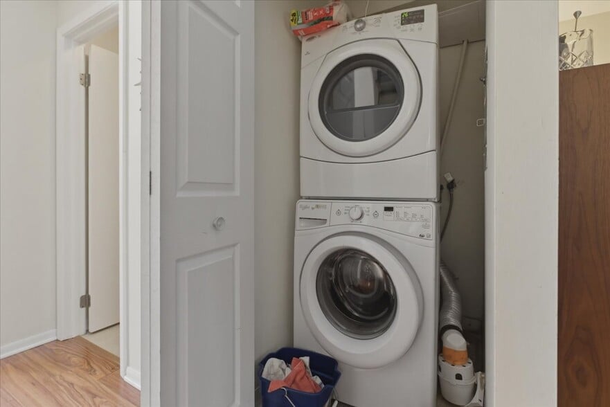 Building Photo - 1631 W Belle Plaine Ave