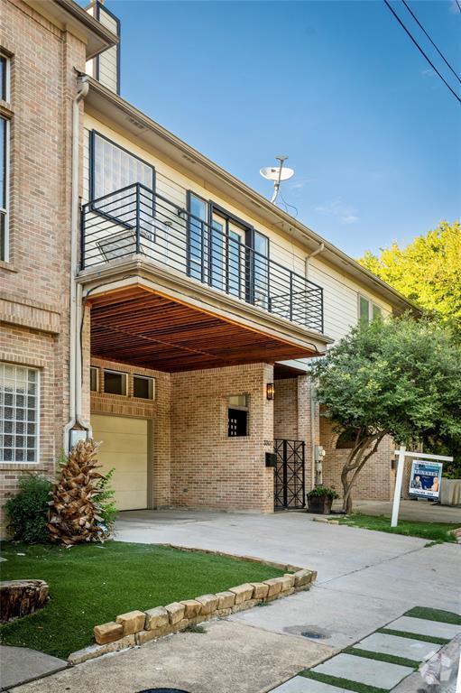 Building Photo - Dallas Townhome