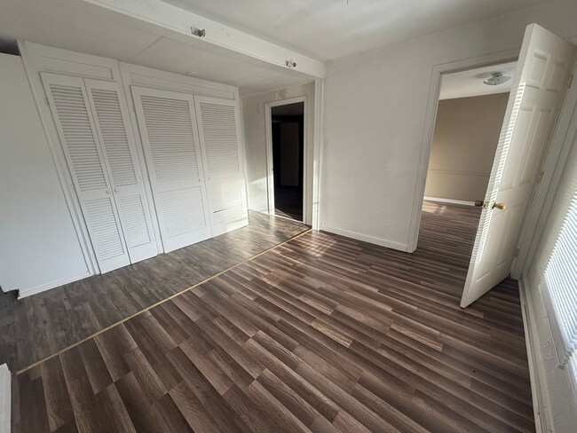 Building Photo - 16584 Lakeway Cir